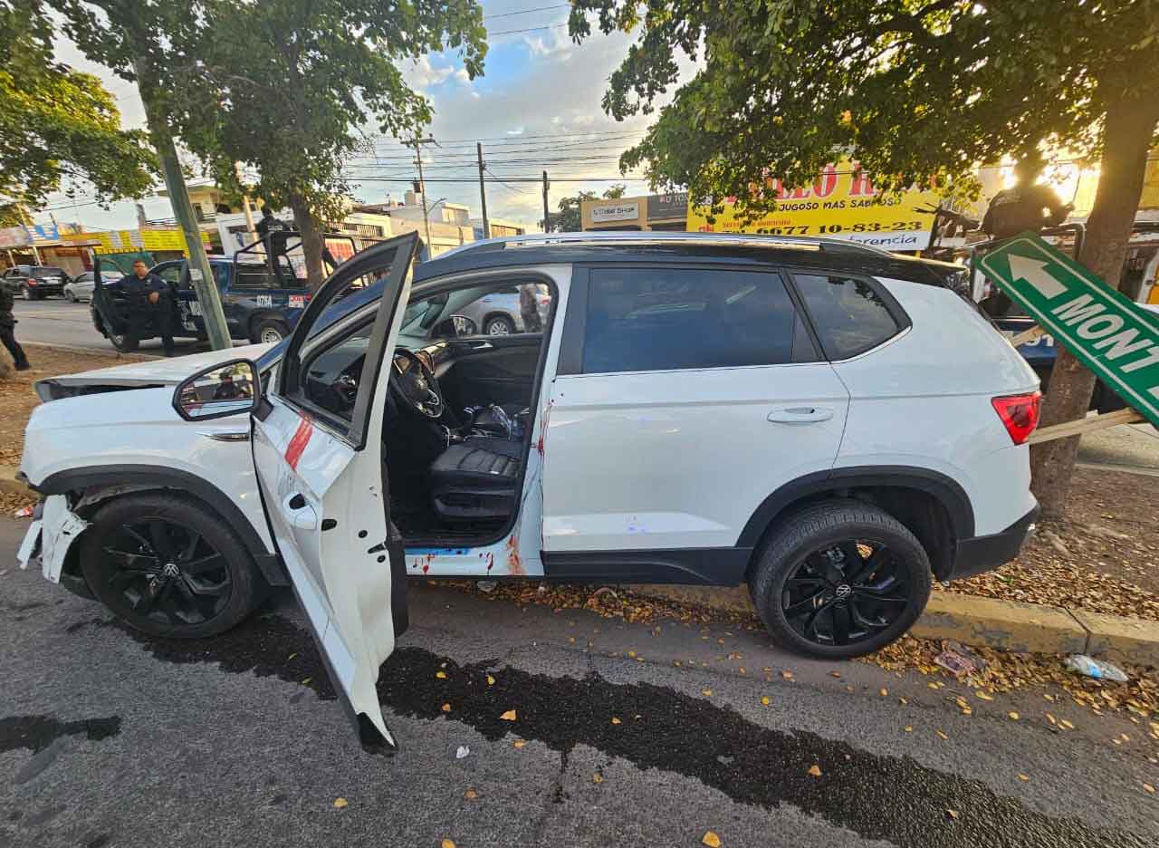 El auto en el que viajaba con su padre, fue baleado en Culiacán. Foto: IG El Padrinito Toys