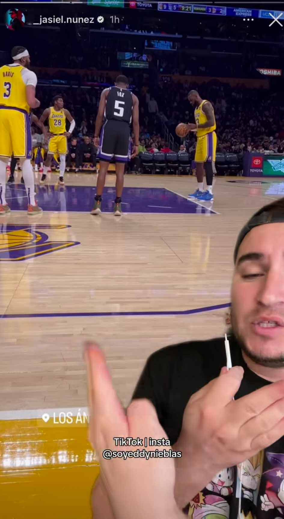 Peso Pluma y Jasiel Nuñez estuvieron en el partido de los Lakers. Foto: Captura de pantalla