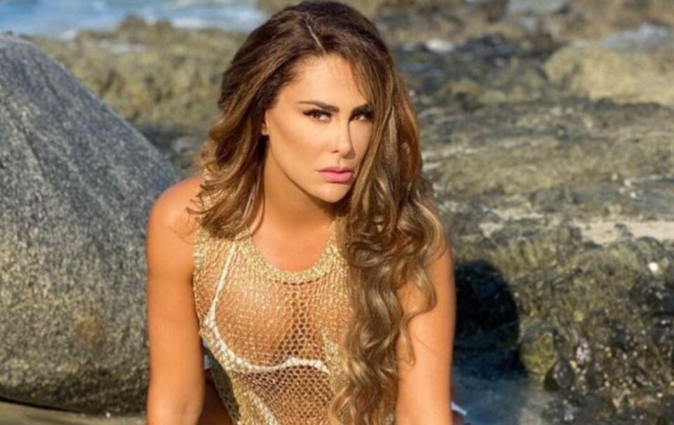 Ninel Conde impacta en micro tanga rosa