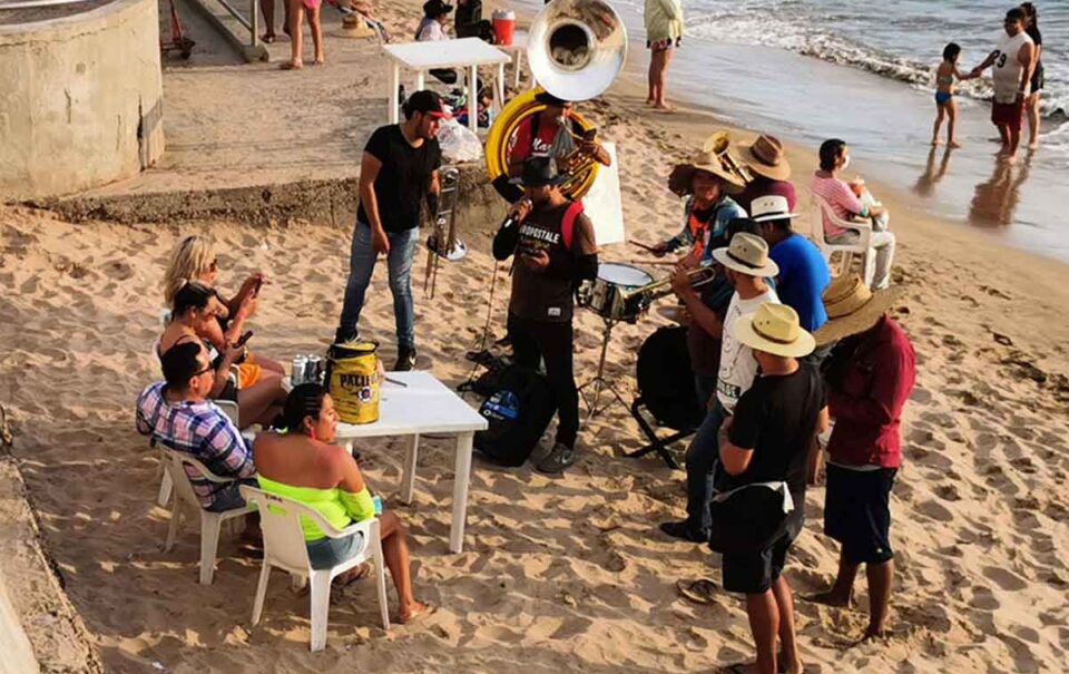 Las mejores playas con música de banda