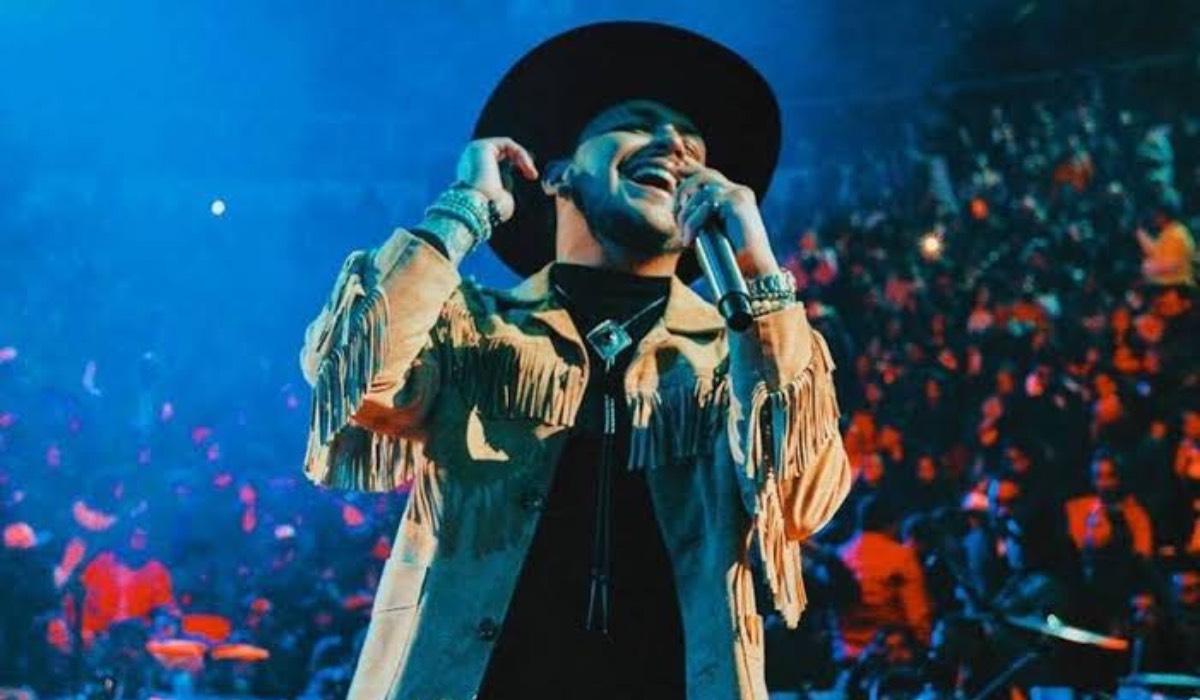 christian nodal tour pal cora