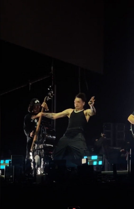 Muchos se sorprendieron con la manera de bailar de Peso Pluma. Foto: Captura de pantalla