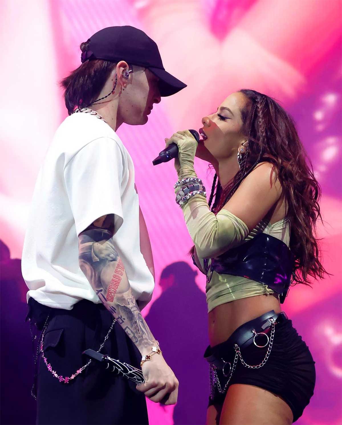 En Coachella se incrementaron los rumores de un romance entre Peso Pluma y Anitta. Foto: IG Anitta