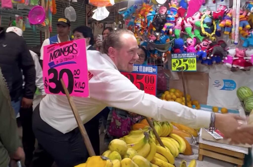 Santiago Taboada recorre el mercado de Jamaica