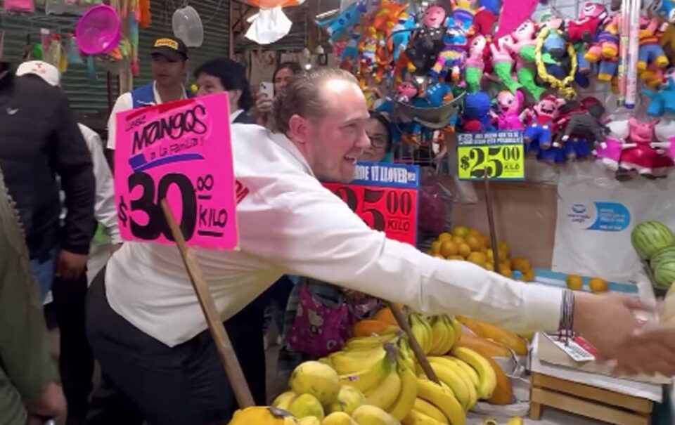 Santiago Taboada recorre el mercado de Jamaica