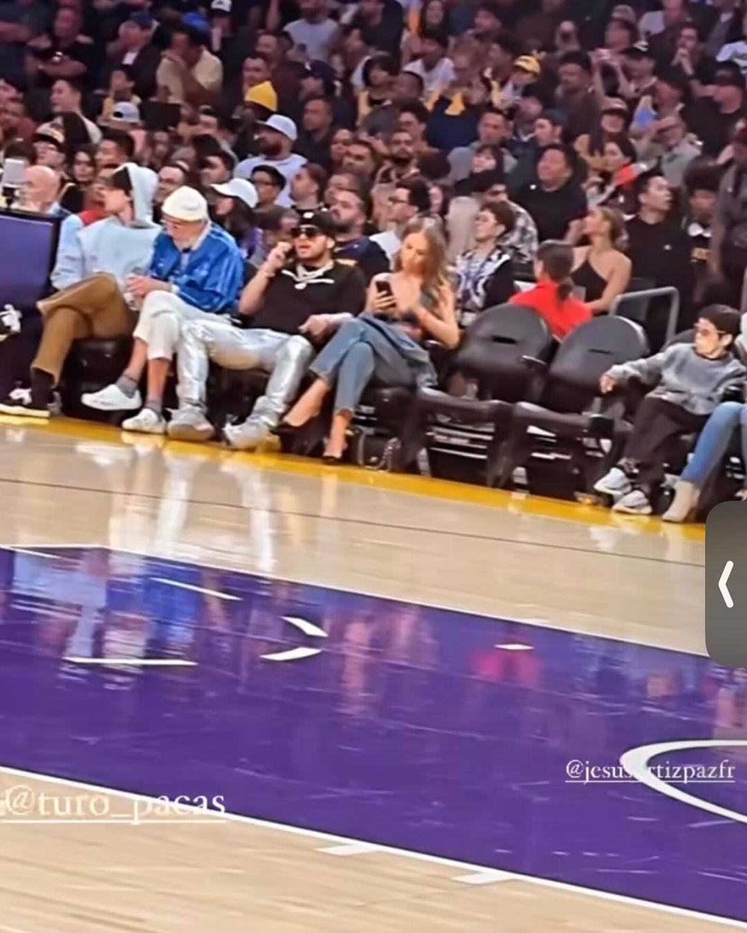 Sky Bri y Jésus Ortiz en el partido de los Lakers. Foto: Captura de pantalla