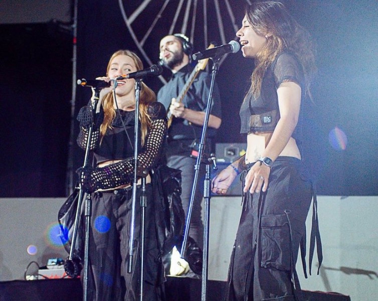 Flor trabaja con Cazzu coreando. Foto: C4lle.dj