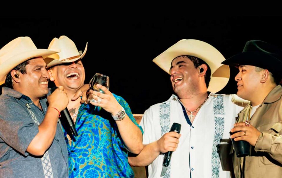 Integrante de Grupo Firme se sabrosea a Alfredo Olivas