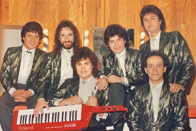 Marco Antonio posando junto Los Bukis. Foto: IG Marco Antonio Solís 