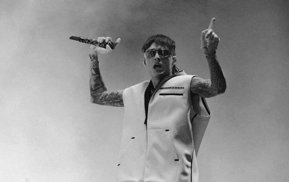 Peso Pluma reacciona ante crítica de fan por cantar feo 