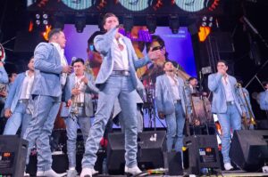 Banda Los Recoditos hace bailar la CDMX con “S Cool…ito”