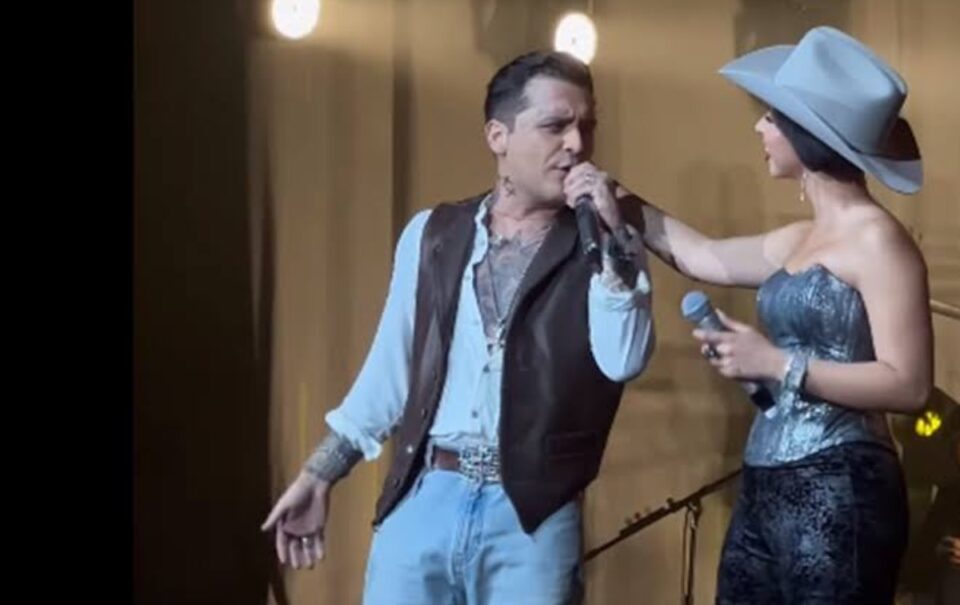 ¿Problemas en el paraíso? Ángela desaira a Christian Nodal