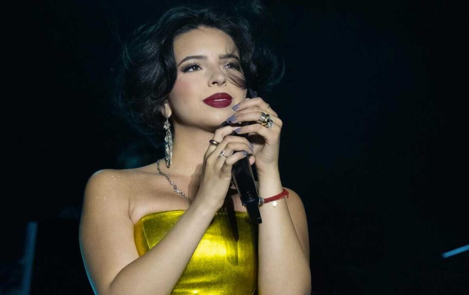 Periodista de TV Azteca confirma embarazo de Ángela Aguilar