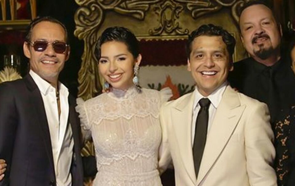 Christian Nodal publica foto con su esposa Ángela Aguilar