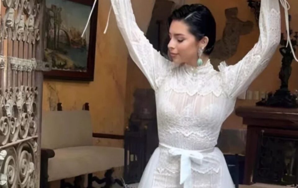 ¿Cuánto costó el vestido de novia de Ángela Aguilar?