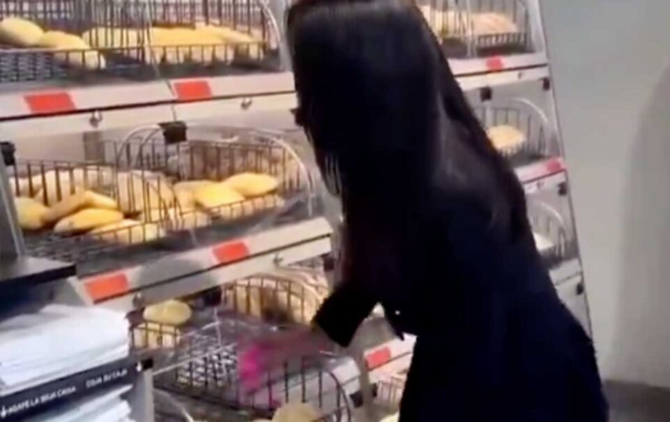 Influencer se quita la tanga en el super y la pone con el pan
