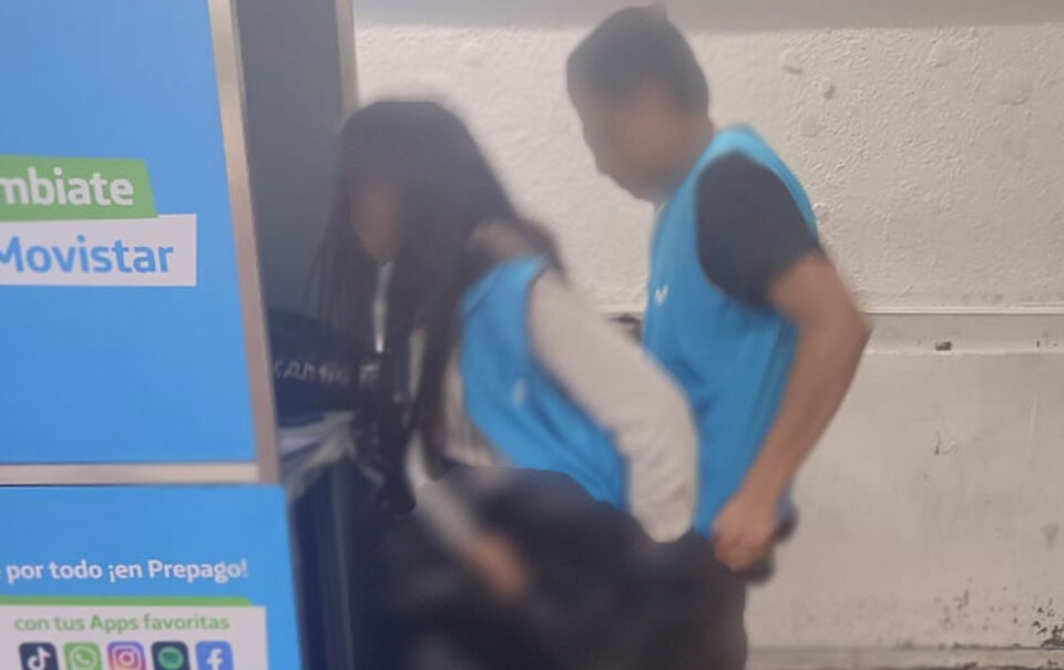 Dos empleados de Movistar en pleno cuchiplancheo en el metro, los detienen