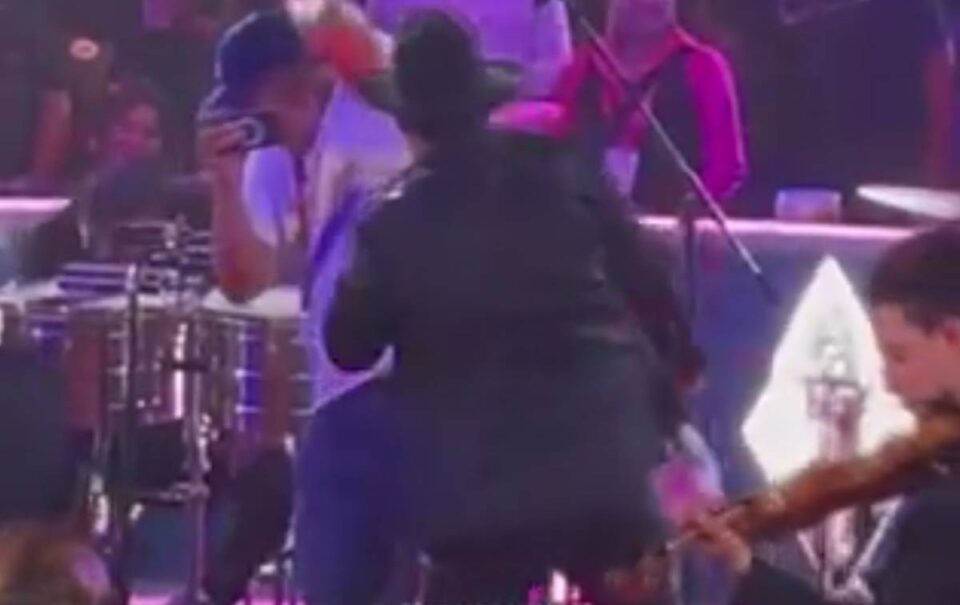 Famoso cantante de banda agrede a sus músicos en palenque