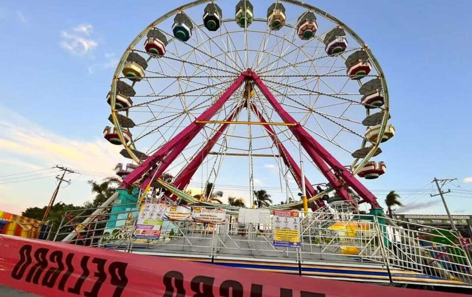 Identifican a mujer que se cayó de la rueda de la fortuna en la Fenapo
