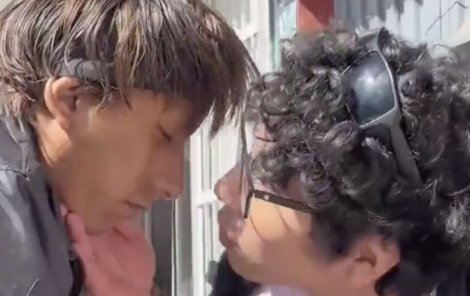 Influencer se vuelve viral por besar borrachos de la calle
