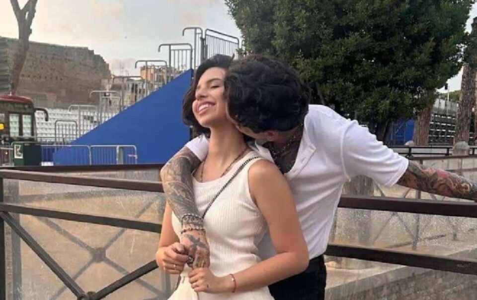 Christian Nodal estrena EP y le canta a Ángela: “Ésta es para ti mamacita”