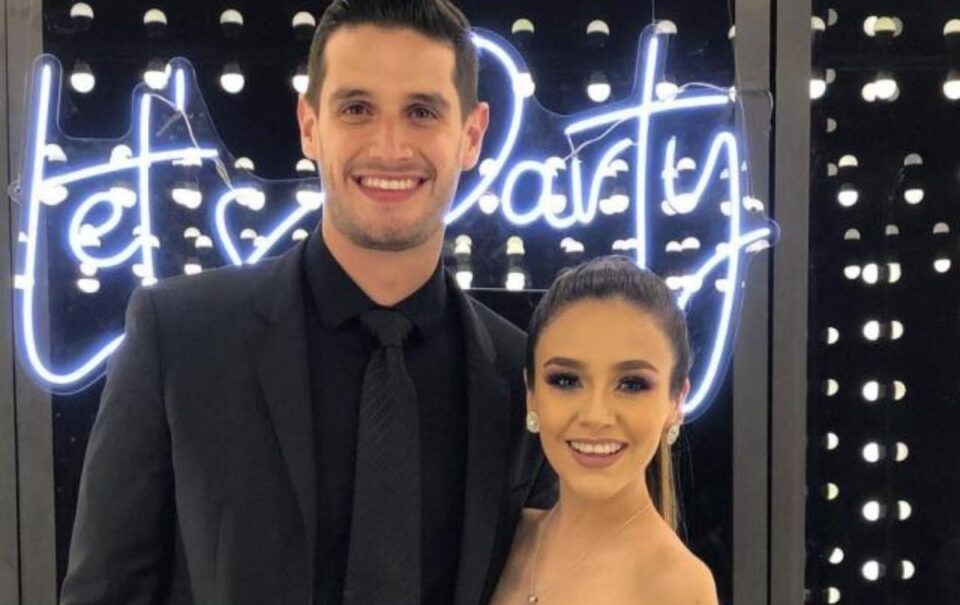 Adrián Marcelo reaparece, tras rumores de infidelidad de su esposa