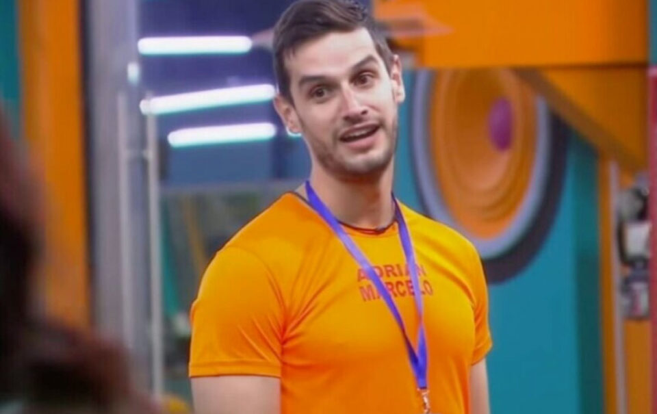 Adrián Marcelo transmite en vivo y las redes estallan