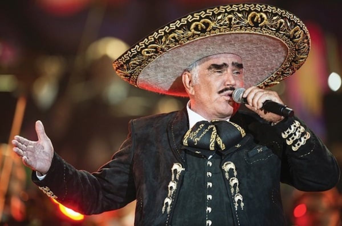 5. "El Rey" - Vicente Fernández