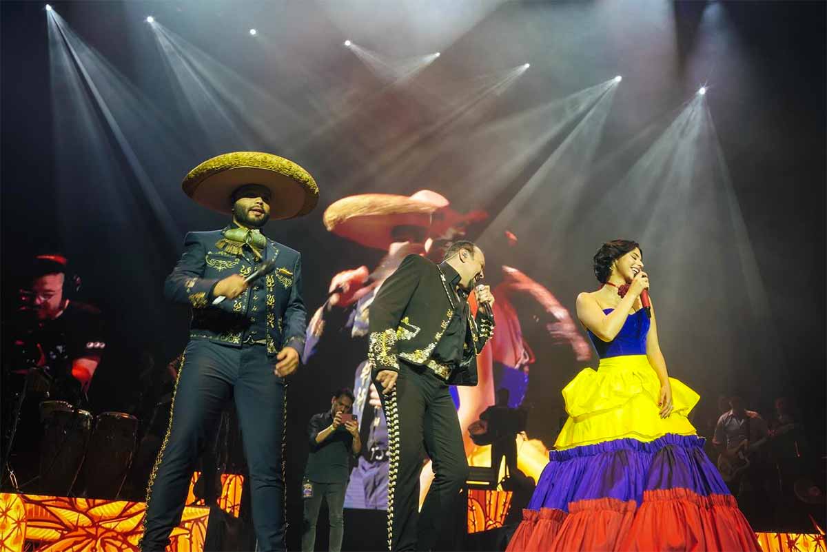 Ángela Aguilar lució un vestido inspirado en ka bandera de Colombia. Foto: FB Ángela Aguilar