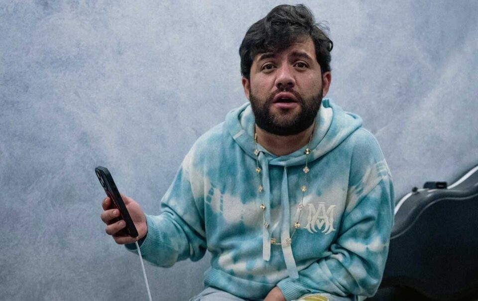 Luis R Conriquez pateó a guardia por defender a un fan