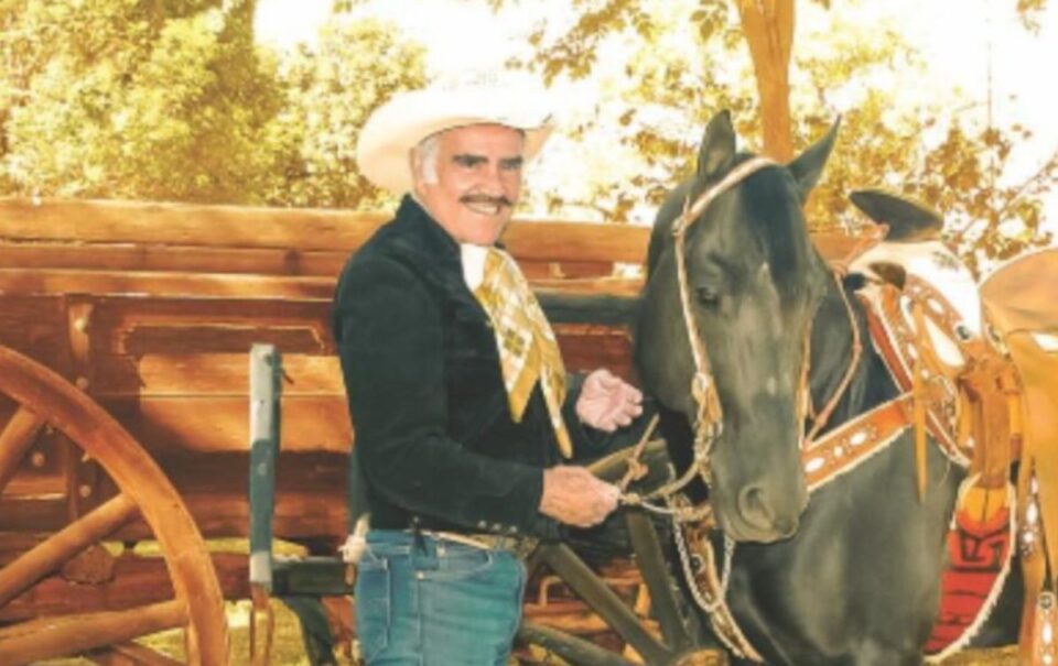 Revelan álbum de Vicente Fernández con música de banda