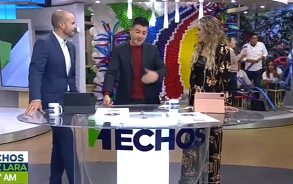 Regalan vibrador a conductor de Tv Azteca en programa en vivo