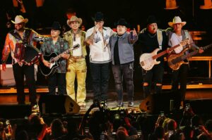 Vidente previene a Grupo Firme de accidente