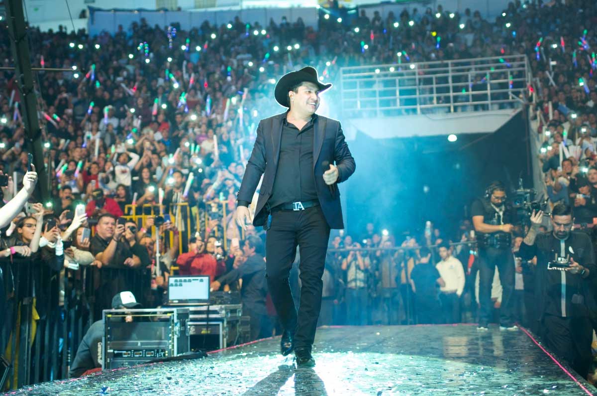 julion-alvarez-sofi-stadium-2025