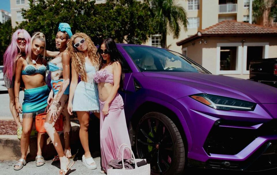 Shakira regala Lamborghini personalizado a fan