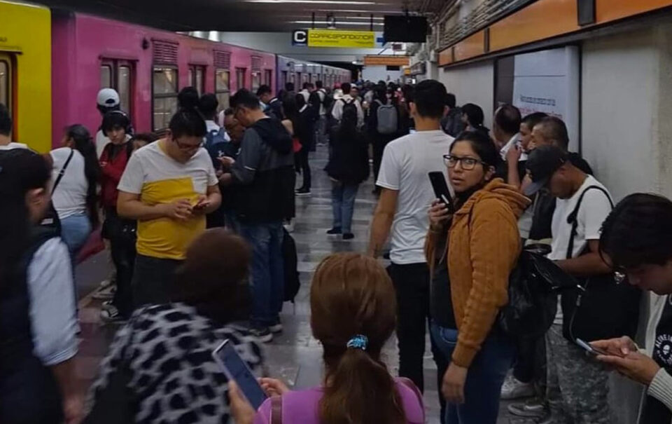 Quiénes son las víctimas apuñaladas en la línea 7 del metro