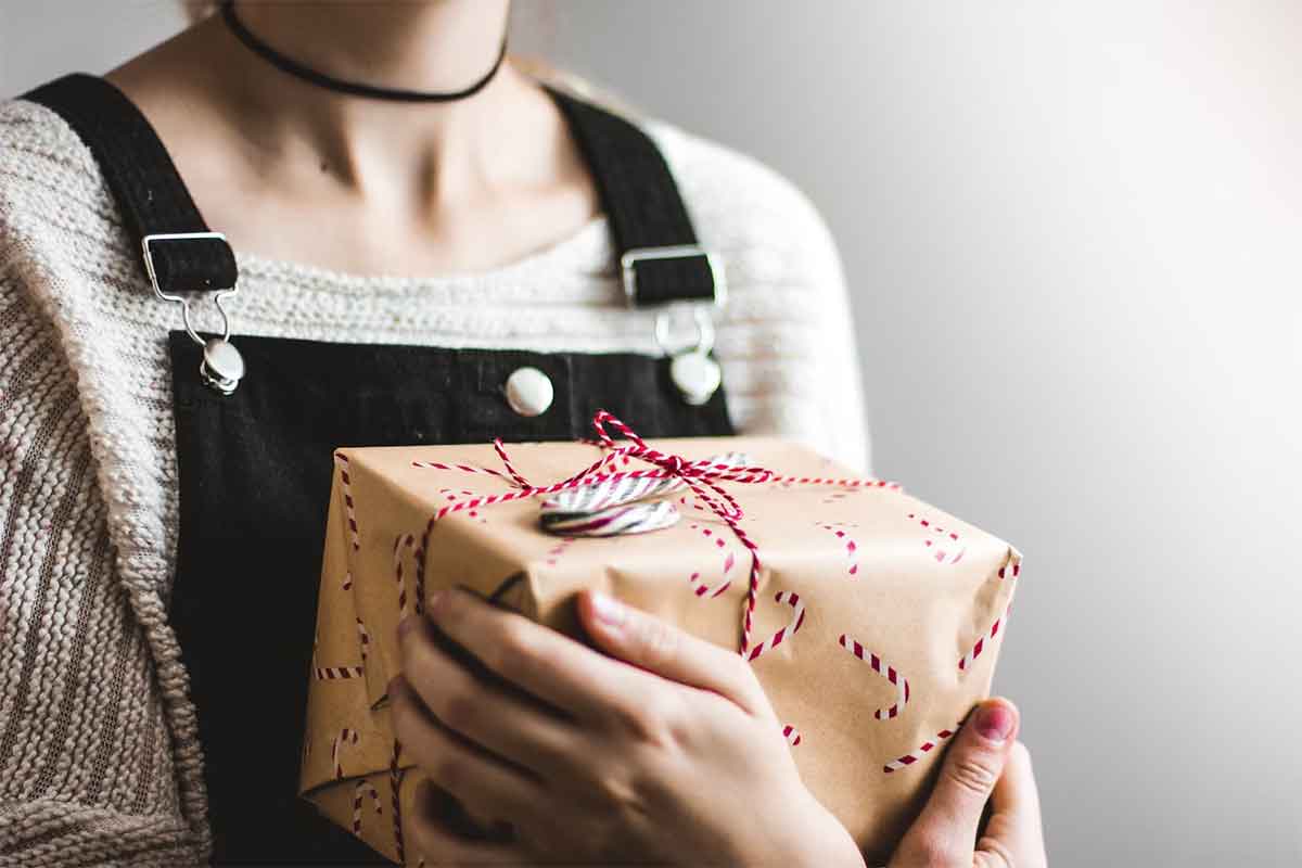 6.- El recicla los regalos