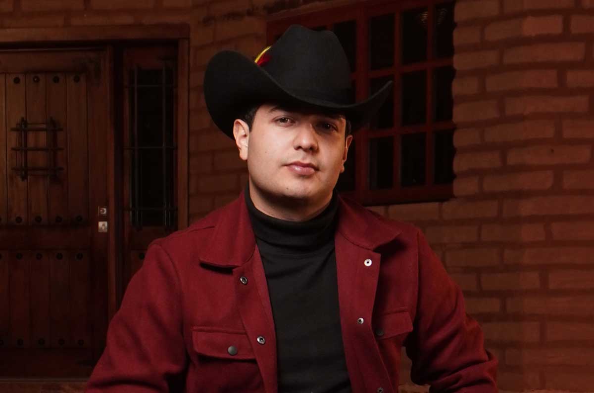 Johnny Cortes pide su carta de retiro al padre de Christian Nodal