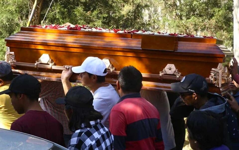 ¡Enviudó antes de casarse! Mujer viste de novia en funeral de su prometido