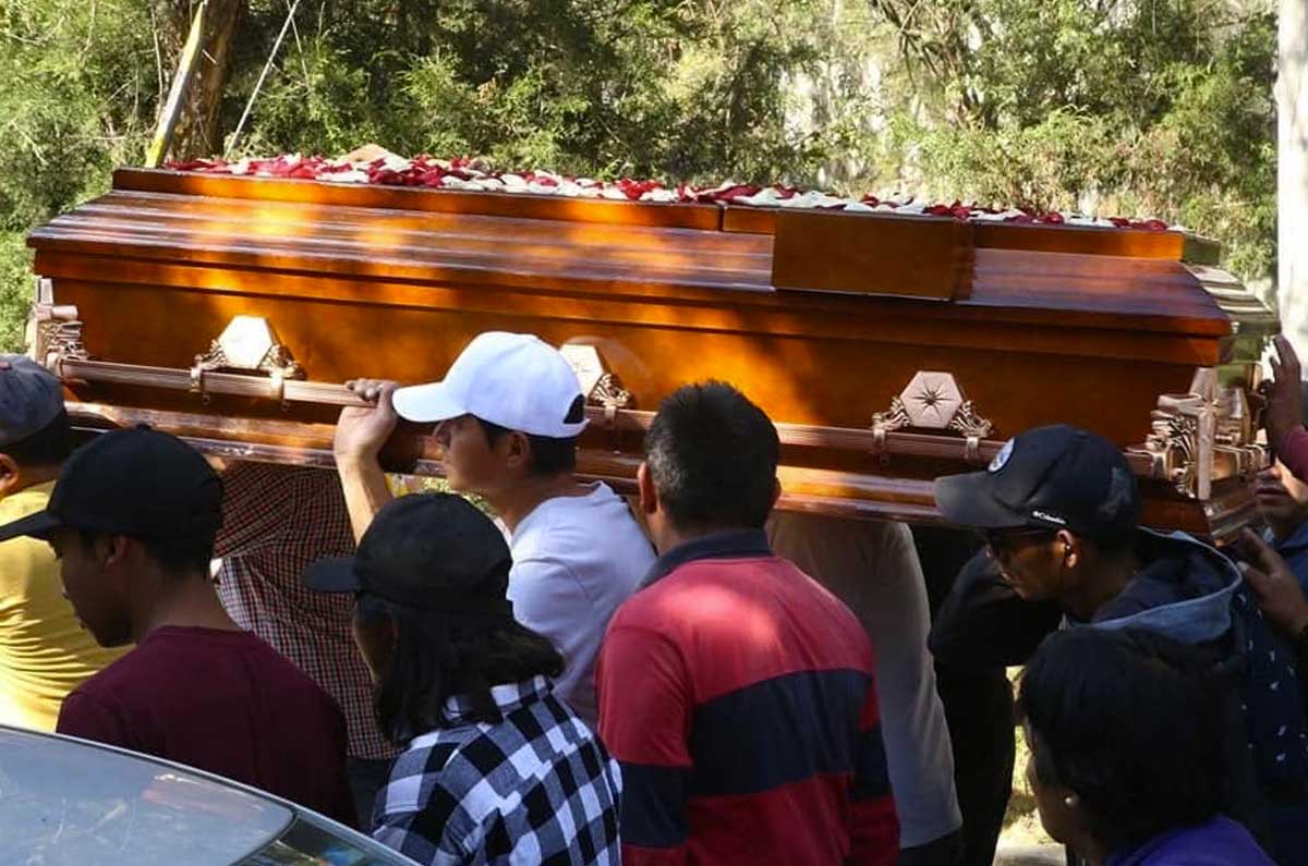 ¡Enviudó antes de casarse! Mujer viste de novia en funeral de su prometido