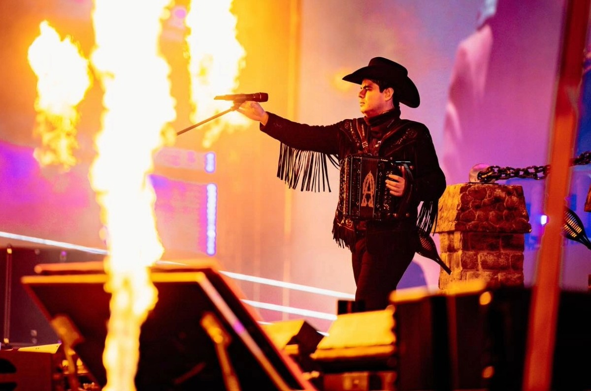 alfredo-olivas-canta-corridos-le-gana-prohibicion-monterrey