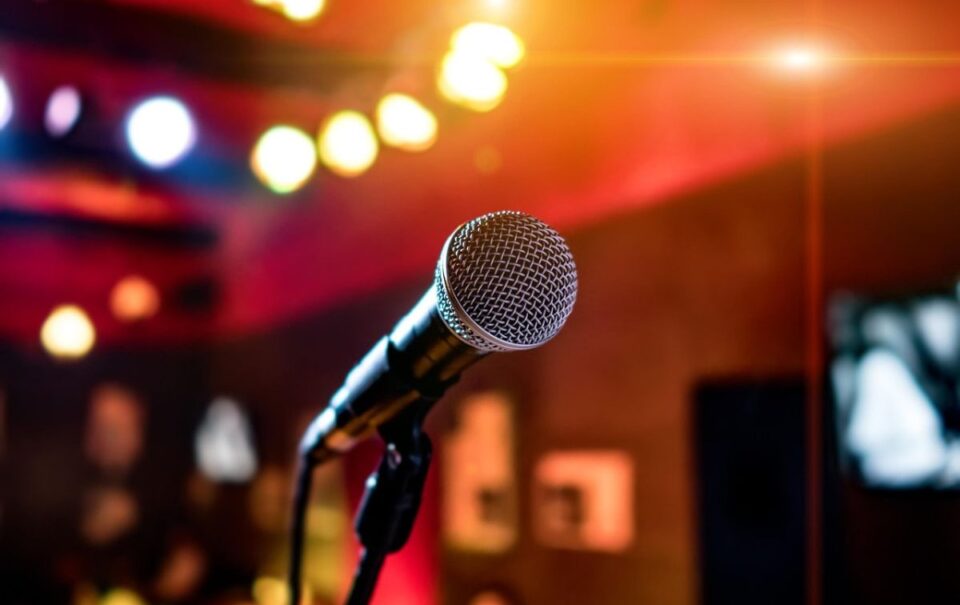 Las 5 mejores canciones de banda para cantar a todo pulmón en el karaoke