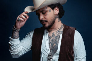 cuanto dinero tiene christian nodal