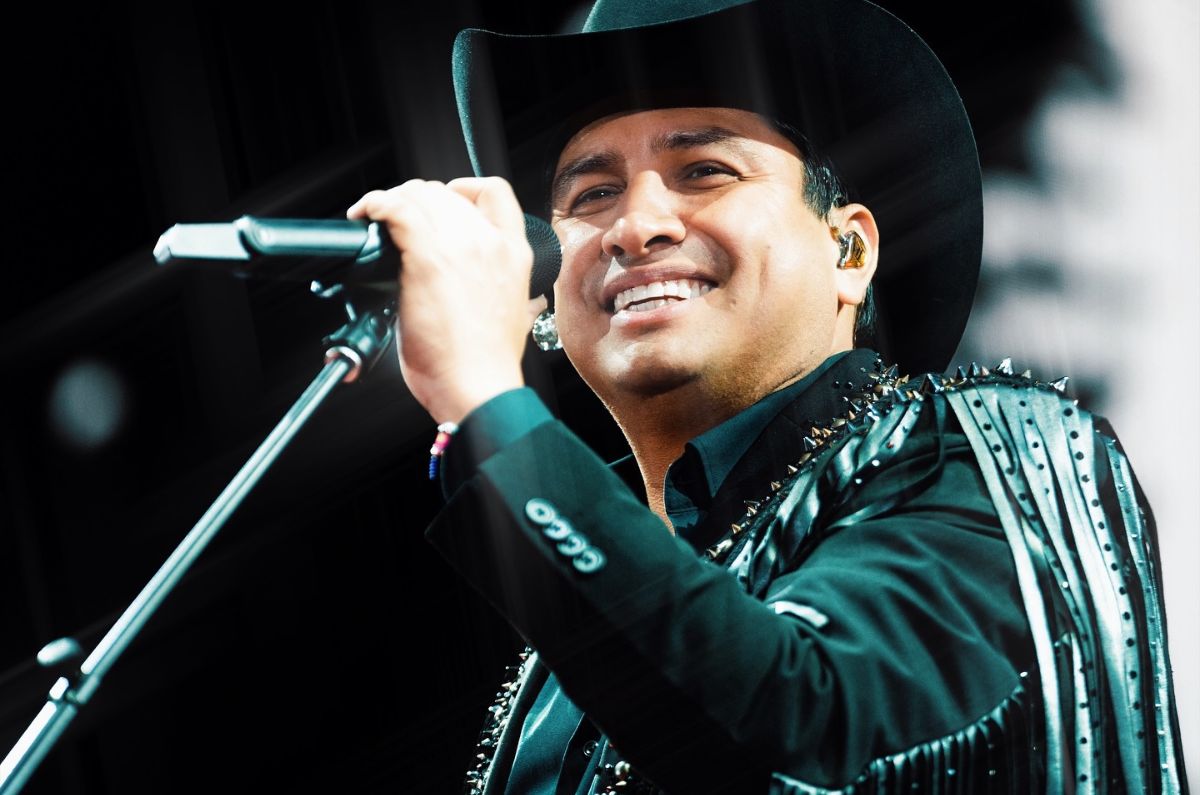 julion-alvarez-triunfa-en-el-sofi-stadium