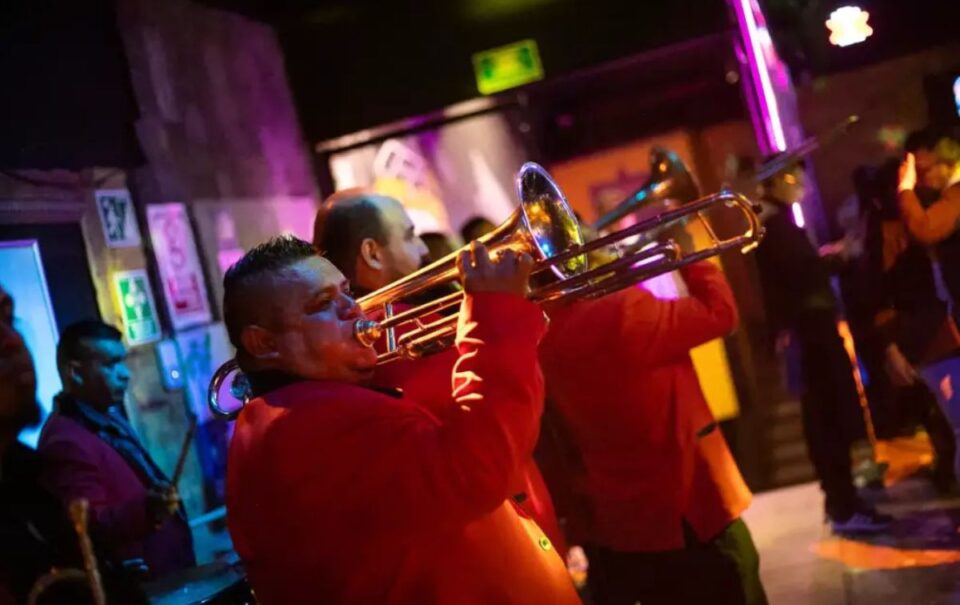 El Bandazo y 5 lugares en CDMX para bailar de cartoncito de chela esta Semana  Santa