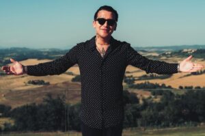 Christian Nodal presenta “¿Quién + Como Yo?”, una carta de amor a sí mismo al ritmo del mariacheño