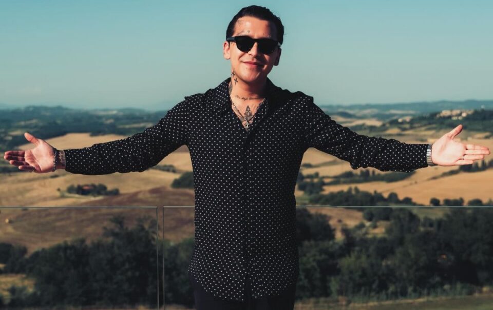 Christian Nodal presenta “¿Quién + Como Yo?”, una carta de amor a sí mismo al ritmo del mariacheño