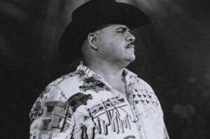 Cancelan a Chuy Lizárraga por su reacción al ver a dos hombres besarse