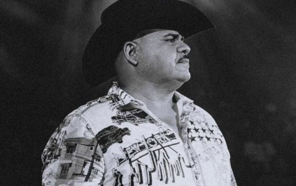 Cancelan a Chuy Lizárraga por su reacción al ver a dos hombres besarse