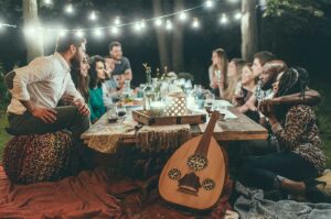 Manteniendo la fiesta en casa: 7 maneras de llevar el ambiente de una salida nocturna a tu propia casa